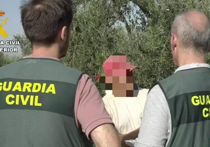 Agentes de la Guardia Civil durante la investigación