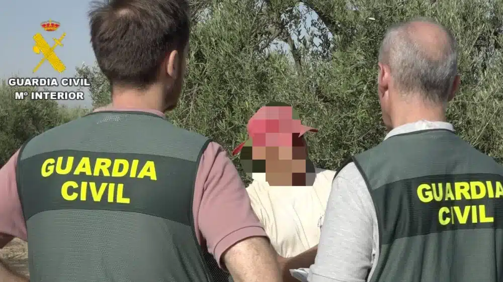 Agentes de la Guardia Civil durante la investigación