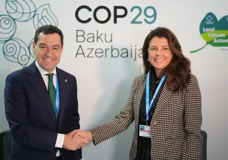 El presidente de la Junta de Andalucía, Juanma Moreno, mantiene una reunión con representantes de la Asociación Internacional de Desalación y Reutilización (IDRA) en el marco de la Conferencia de las Naciones Unidas sobre el Cambio Climático (COP29). - JUNTA DE ANDALUCÍA
