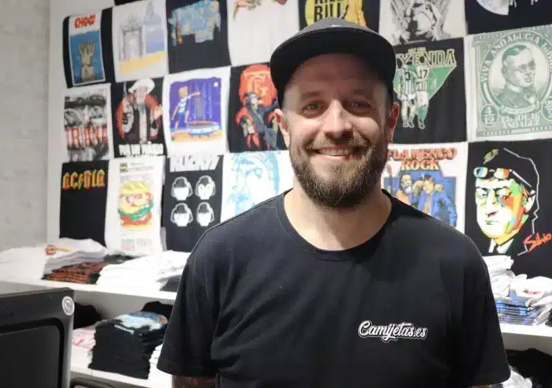 Pablo de la Prida en la tienda «Camijetas» de la calle San Eloy / Coral Gata