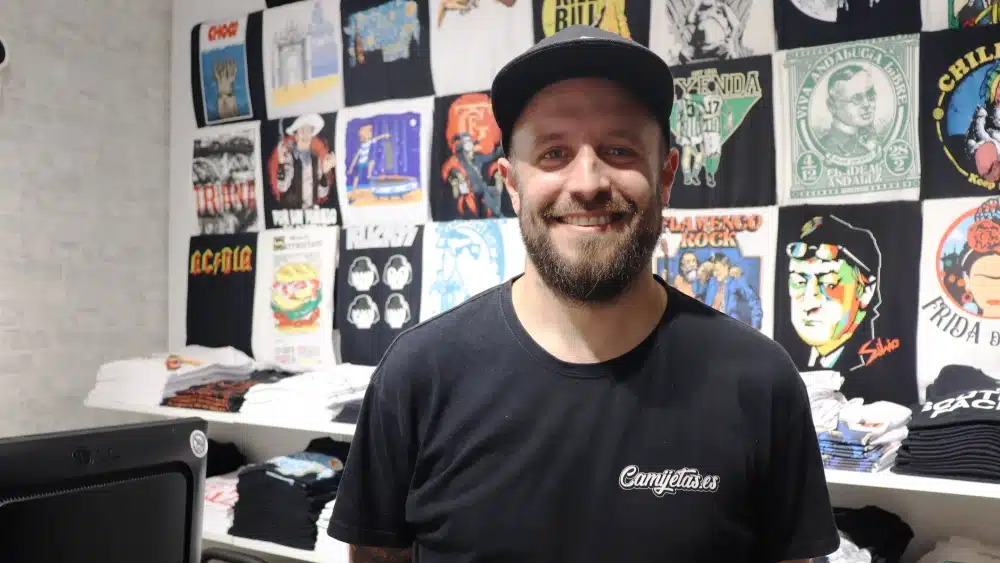 Pablo de la Prida en la tienda «Camijetas» de la calle San Eloy / Coral Gata