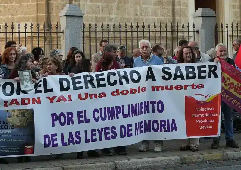 Protesta de los memorialistas ante el Parlamento de Andalucía - FRANCISCO J.OLMO