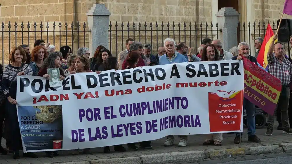 Protesta de los memorialistas ante el Parlamento de Andalucía - FRANCISCO J.OLMO