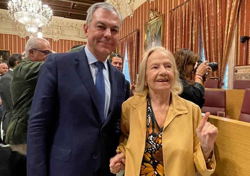 Imagen de Teresa Barrio con el alcalde de Sevilla J.L. Sanz / EP