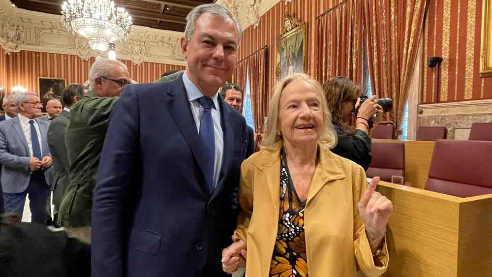 Imagen de Teresa Barrio con el alcalde de Sevilla J.L. Sanz / EP