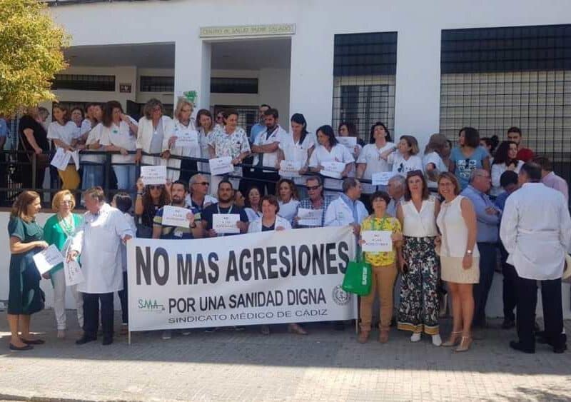 Archivo - Imagen de archivo de una concentración contra agresiones sanitarias - COLEGIO MËDICO - Archivo