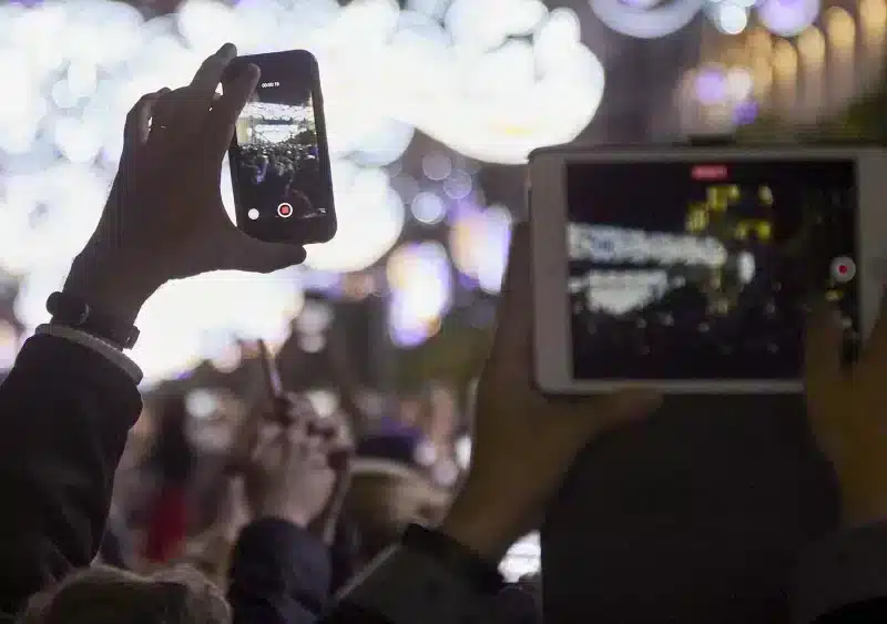 Archivo - Los teléfonos, y tablets, toman instantáneas durante el encendido de las luces de Navidad. (Imagen de archivo) - Joaquin Corchero - Europa Press - Archivo