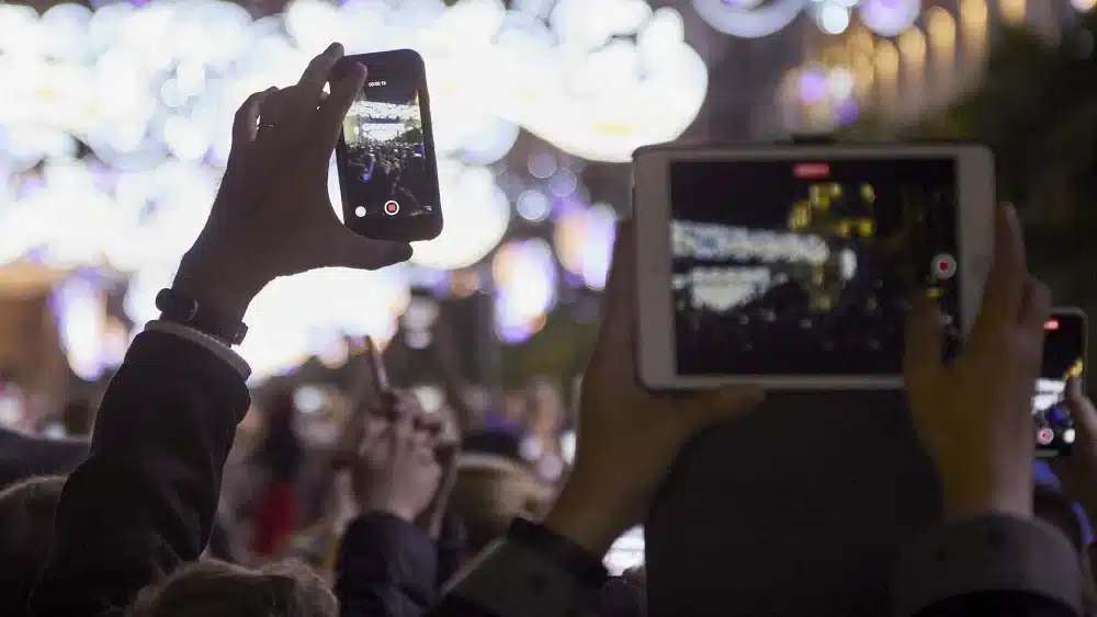 Archivo - Los teléfonos, y tablets, toman instantáneas durante el encendido de las luces de Navidad. (Imagen de archivo) - Joaquin Corchero - Europa Press - Archivo