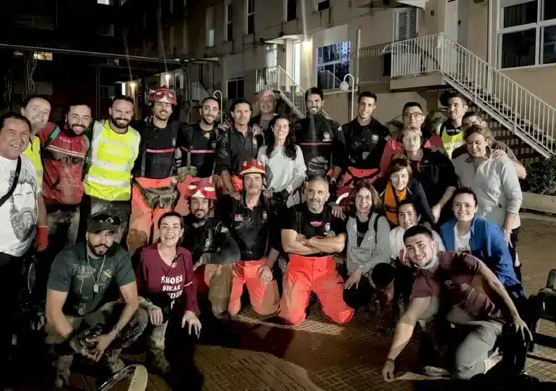 Los efectivos de la primera expedición del Consorcio Provincial de Bomberos junto con vecinos de la zona - CONSORCIO PROVINCIAL DE BOMBEROS/CEDIDA