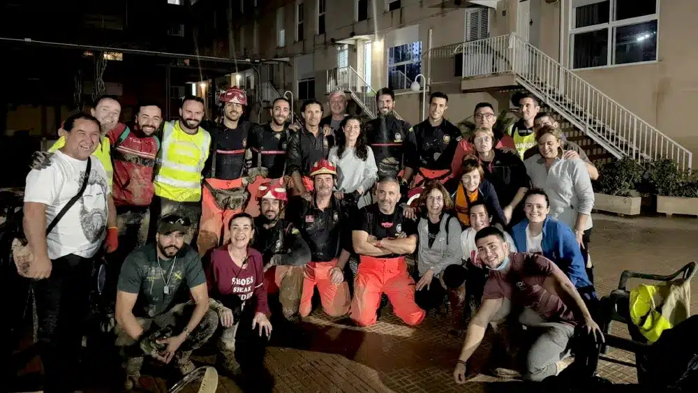 Los efectivos de la primera expedición del Consorcio Provincial de Bomberos junto con vecinos de la zona - CONSORCIO PROVINCIAL DE BOMBEROS/CEDIDA