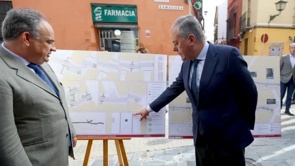 Archivo - El alcalde de Sevilla, junto a uno de los paneles explicativos con el proyecto de repavimentación de la calle Zaragoza. (Imagen de archivo) - AYTO.DE SEVILLA - Archivo