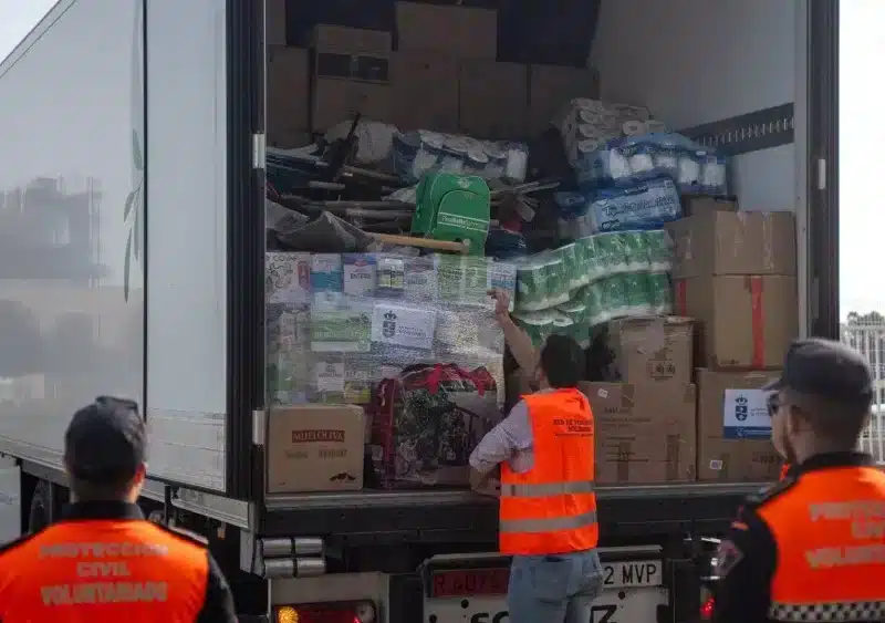 Descarga en Valencia de la ayuda humanitaria recogida en La Rinconada para los afectados por la gota fría - JORGE GIL/EUROPA PRESS