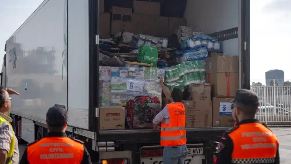 Descarga en Valencia de la ayuda humanitaria recogida en La Rinconada para los afectados por la gota fría - JORGE GIL/EUROPA PRESS