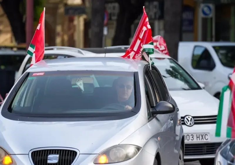 Caravana de coches en señal del protesta del sector del transporte de viajeros. - MARÍA JOSÉ LÓPEZ/EUROPA PRESS