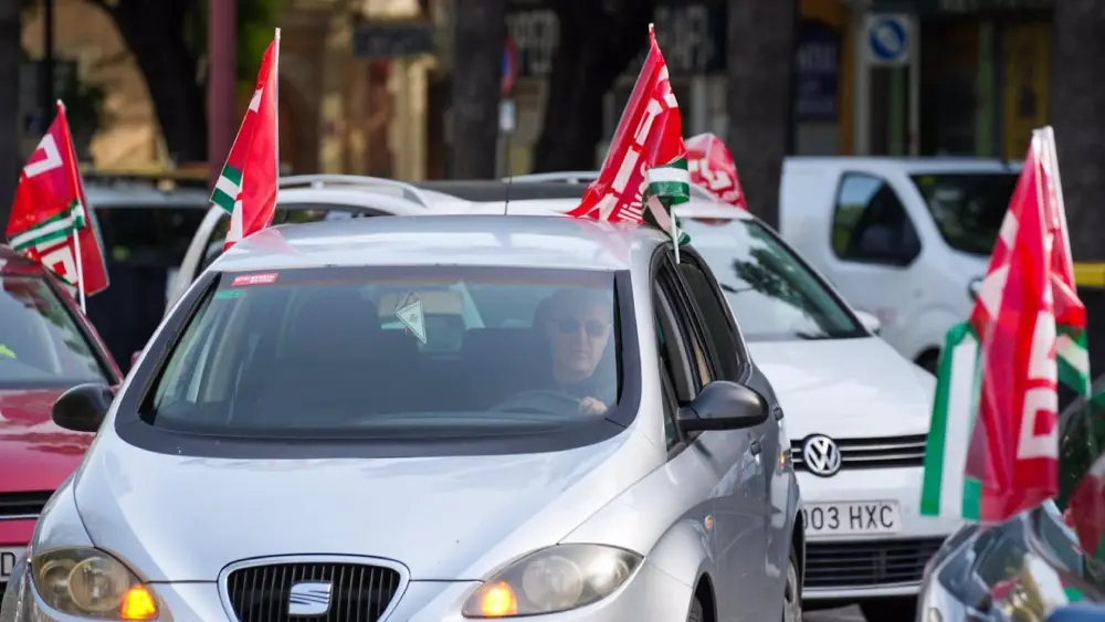 Caravana de coches en señal del protesta del sector del transporte de viajeros. - MARÍA JOSÉ LÓPEZ/EUROPA PRESS