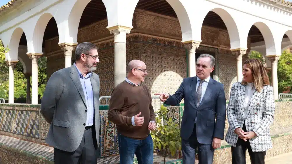 El delegado de Hacienda, Administración y Transformación Digital en el Ayuntamiento de Sevilla, Juan Bueno (2d), y el arqueólogo Miguel Ángel Tabales (1i) ante el Cenador de Carlos V del Real Alcázar. - ROCÍO RUZ / EUROPA PRESS