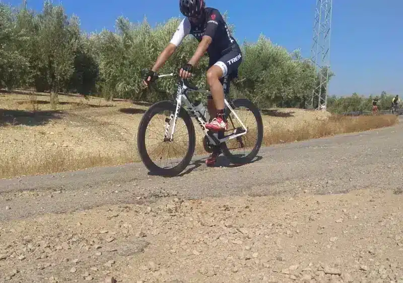 Archivo - Imagen de archivo de un ciclista por una carretera - CS - Archivo