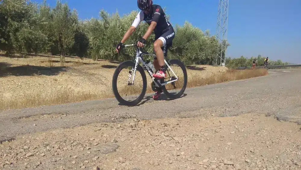Archivo - Imagen de archivo de un ciclista por una carretera - CS - Archivo