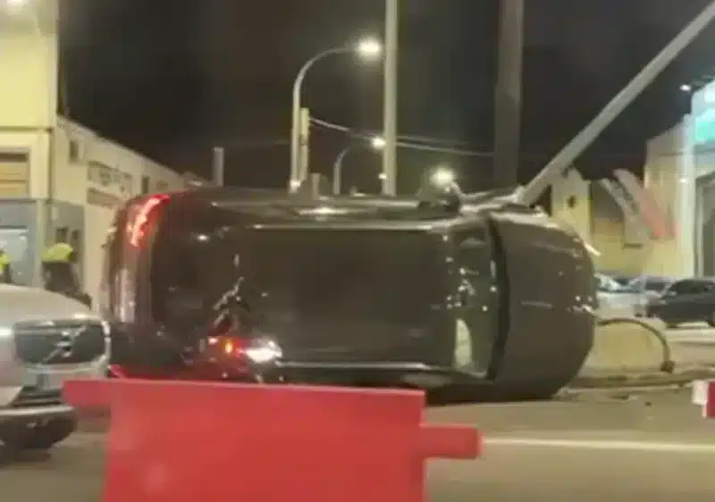 Coche volcado en un accidente en Utrera. SA