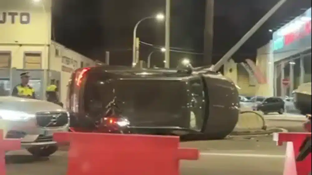 Coche volcado en un accidente en Utrera. SA