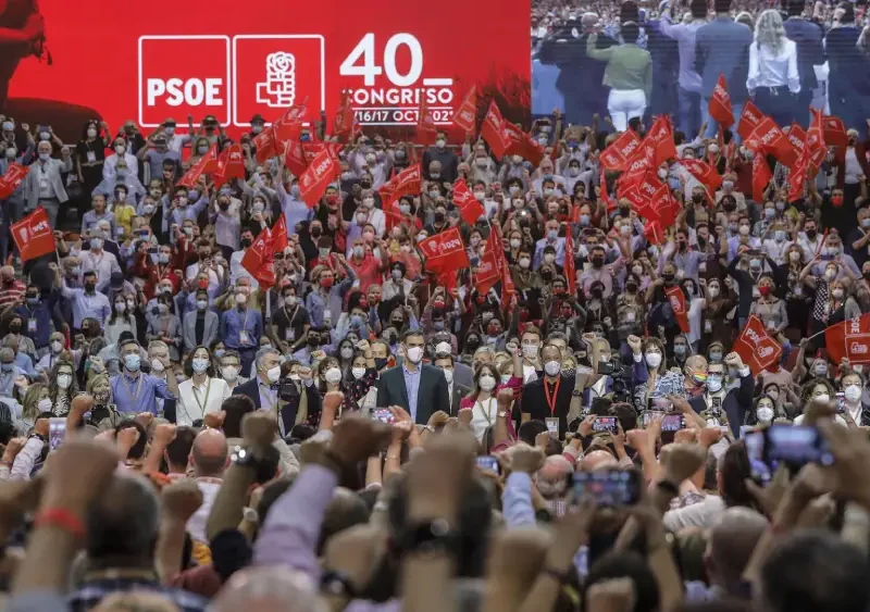 Archivo - El presidente del Gobierno y secretario general del PSOE, Pedro Sánchez (centro), rodeado de miembros de la nueva Comisión Ejecutiva Federal (CEF), en la clausura del 40º Congreso Federal del partido, en la Feria de Valencia, a 17 de octubre de 2021 - Rober Solsona - Europa Press - Archivo
