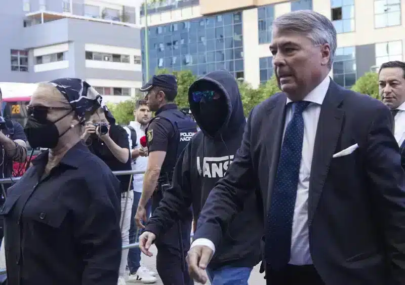 Archivo - Francisco Javier García, conocido como 'El Cuco', (2d) y su madre, Rosalía García, (i) llegan a los juzgados - Joaquin Corchero - Europa Press - Archivo