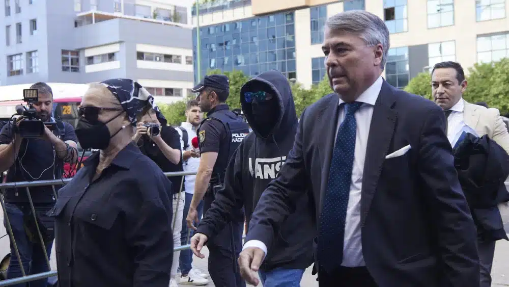 Archivo - Francisco Javier García, conocido como 'El Cuco', (2d) y su madre, Rosalía García, (i) llegan a los juzgados - Joaquin Corchero - Europa Press - Archivo