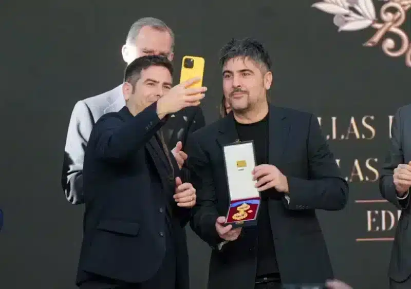 Estopa se hace un 'selfie' con el Rey Felipe VI tras recibir la Medalla de Oro en las Bellas Artes en Sevilla - FRANCISCO J. OLMO / EUROPA PRESS