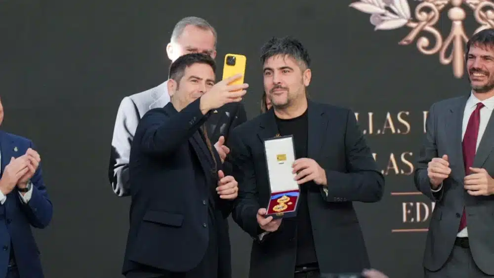 Estopa se hace un 'selfie' con el Rey Felipe VI tras recibir la Medalla de Oro en las Bellas Artes en Sevilla - FRANCISCO J. OLMO / EUROPA PRESS