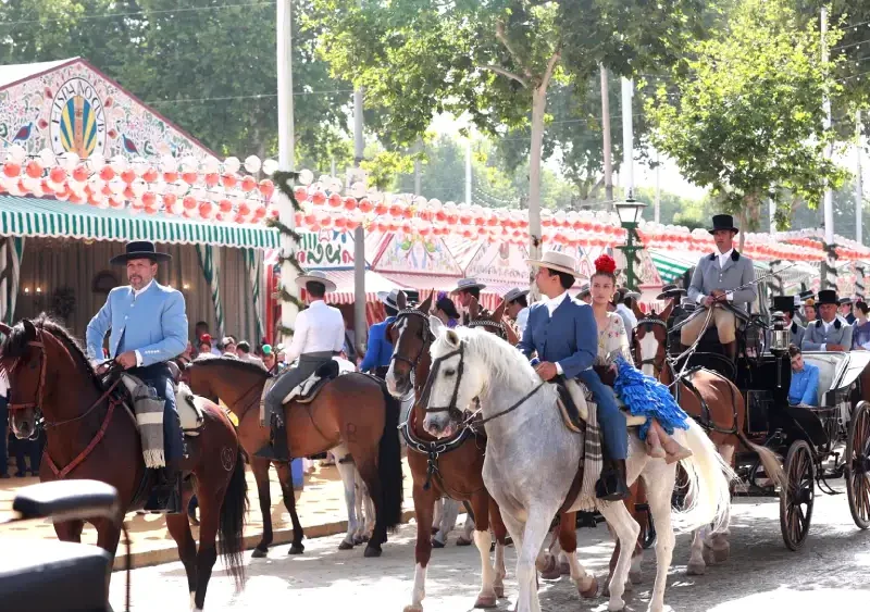 Archivo - Imágenes del ambiente que se vive en el Real de la Feria, a 17 de abril de 2024 - Rocío Ruz - Europa Press - Archivo