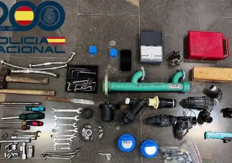 Efectos intervenidos al presunto autor de los robos - POLICÍA NACIONAL