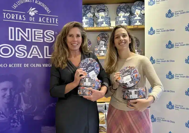 Ana Moreno, responsable de marca de Inés Rosales, junto a Eugenia Moreno, de la Obra Social de San Juan de Dios - INÉS ROSALES