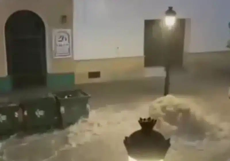 Calle inundada en Marchena. Redes sociales