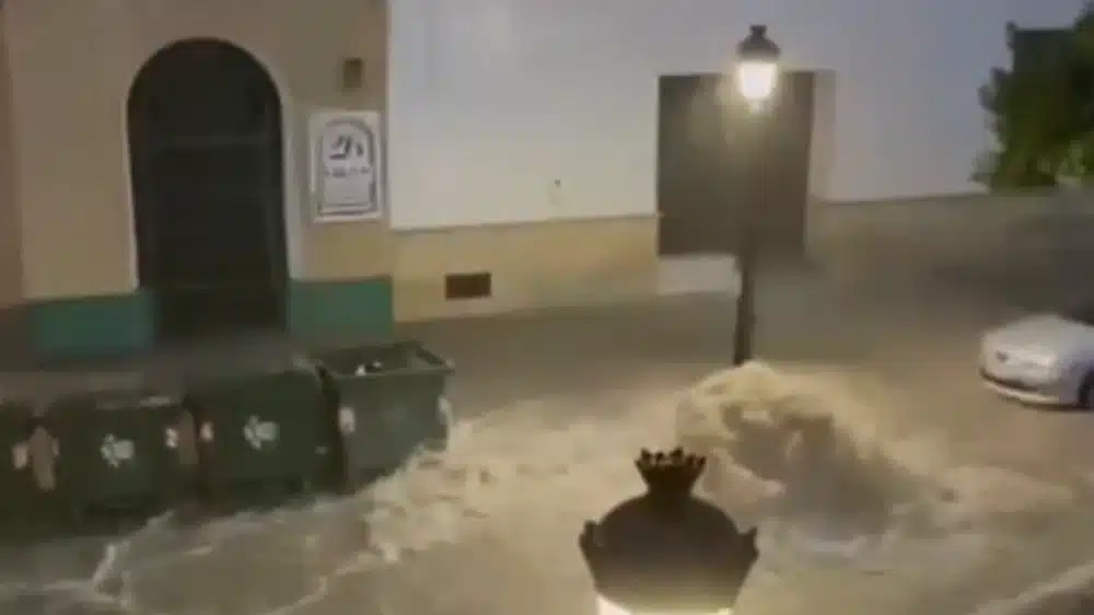 Calle inundada en Marchena. Redes sociales