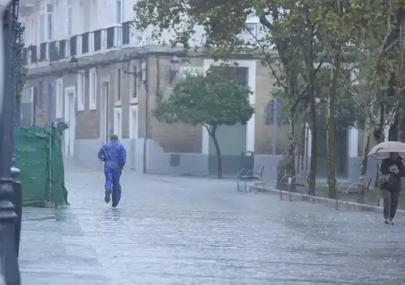 Archivo - Transeuntes bajo sus paraguas durante la intensa lluvia en Sevilla - Joaquin Corchero - Europa Press - Archivo