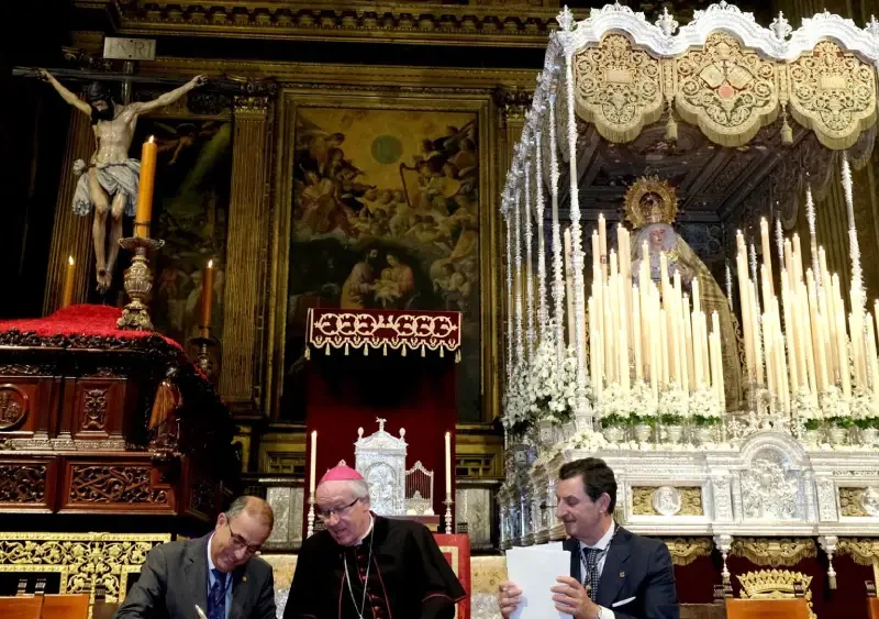 El rector de la US, Miguel Ángel Castro, y el Hermano Mayor de la Hermandad firman el convenio - UNIVERSIDAD DE SEVILLA