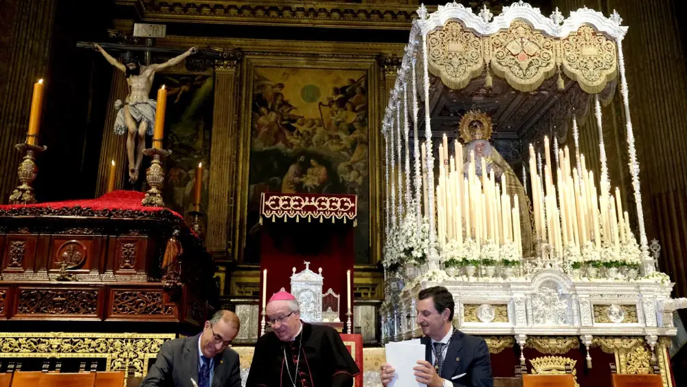 El rector de la US, Miguel Ángel Castro, y el Hermano Mayor de la Hermandad firman el convenio - UNIVERSIDAD DE SEVILLA