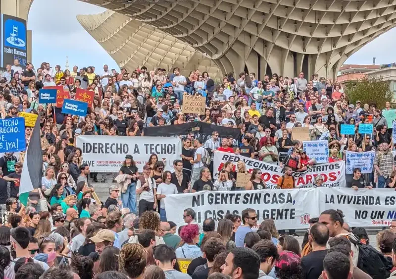 Manifestación en defensa de la vivienda en Sevilla. @JuvEnMarchaDH