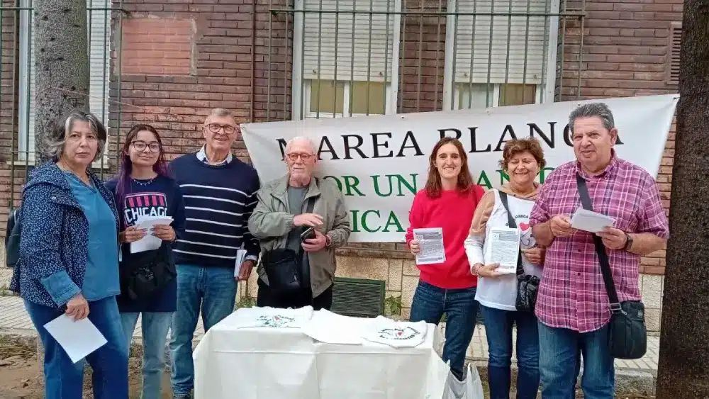 Marea Blanca Sevilla en el reparto de panfletos informativos sobre la manifestación