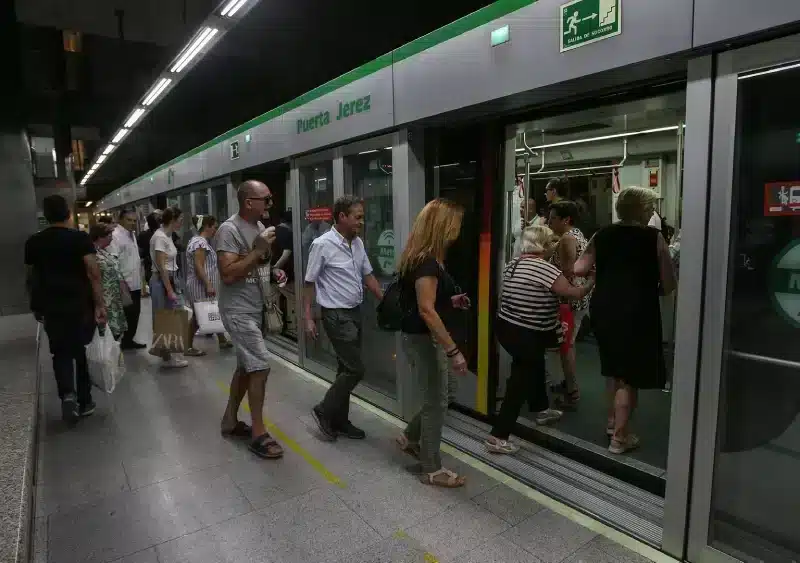 Archivo - Viajeros en el metro de Sevilla. (Imagen de archivo) - MANUEL OLMEDO/CONSEJERÍA DE FOMENTO - Archivo