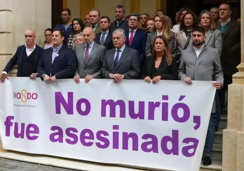 Minuto de silencio por la mujer asesinada por su marido en Estepa. Ayuntamiento de Sevilla