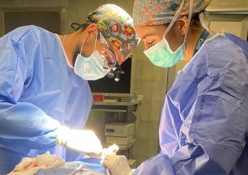 Facultativos del Hospital Virgen Macarena realizando una cirugía nasosinusal - HOSPITAL MACARENA