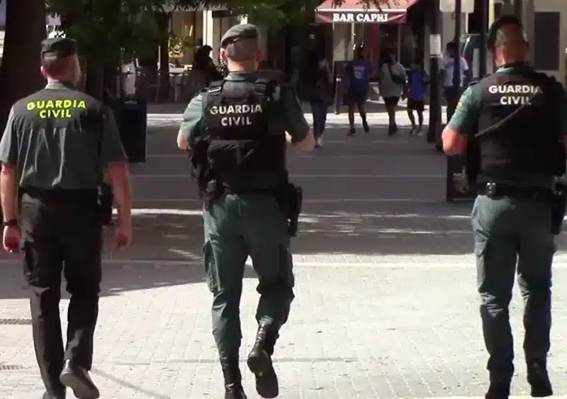 Agentes de la Guardia Civil patrullan en una imagen de archivo - GUARDIA CIVIL
