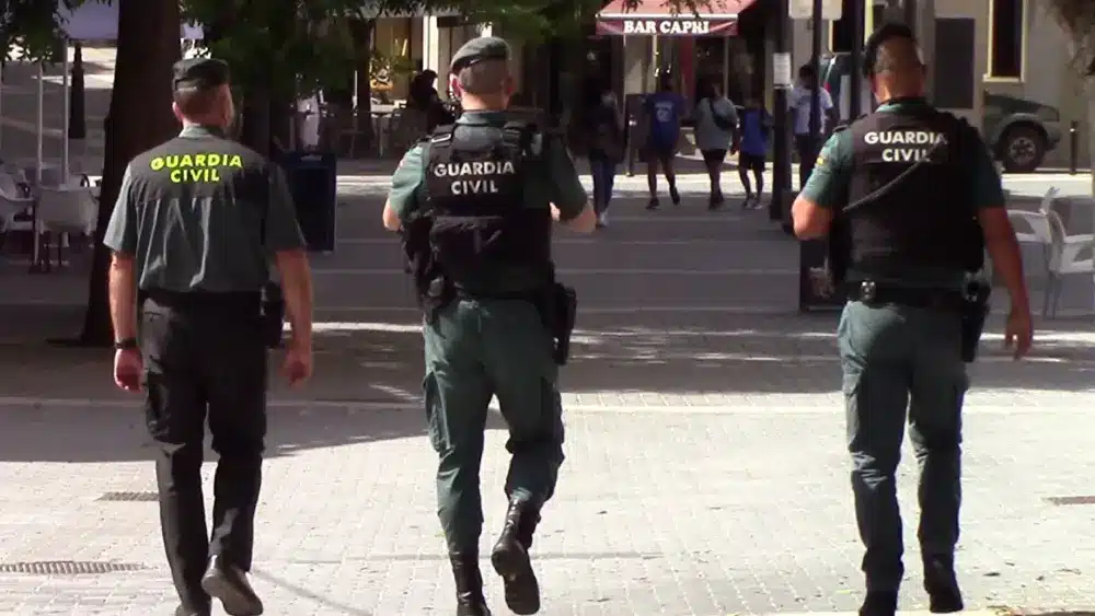 Agentes de la Guardia Civil patrullan en una imagen de archivo - GUARDIA CIVIL