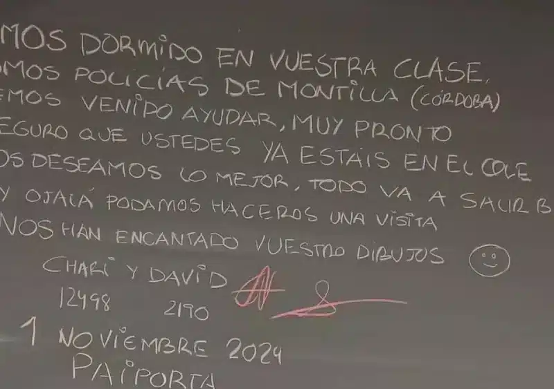 El mensaje que un os policías cordobeses dejaron en una pizarra de una clase de primaria en Paiporta. @rafalcor