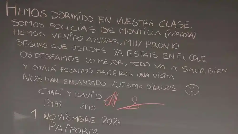 El mensaje que un os policías cordobeses dejaron en una pizarra de una clase de primaria en Paiporta. @rafalcor