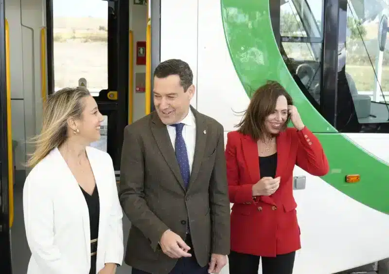 De izquierda a derecha: Ana Isabel Jiménesz, alcaldesa de Alcalá; Juanma Moreno, presidente de la Junta; y Rocío Ruiz, consejera de Fomento, en la presentación de las obras del tranvía de Alcalá. Álvaro Vázquez