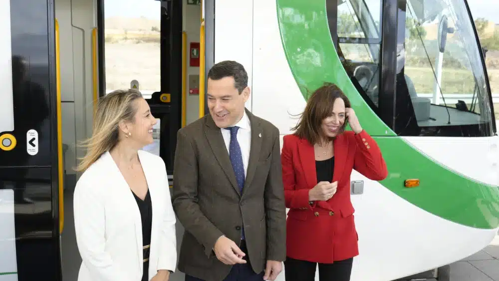 De izquierda a derecha: Ana Isabel Jiménesz, alcaldesa de Alcalá; Juanma Moreno, presidente de la Junta; y Rocío Ruiz, consejera de Fomento, en la presentación de las obras del tranvía de Alcalá. Álvaro Vázquez
