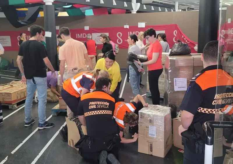 Recogida de alimentos en el polideportivo San Pablo. @sandro_pozzi