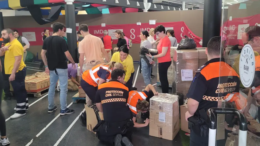 Recogida de alimentos en el polideportivo San Pablo. @sandro_pozzi